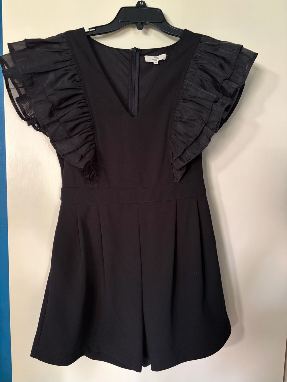 Anthropologie entro Black Ruffle-Sleeve V-Neck Romper